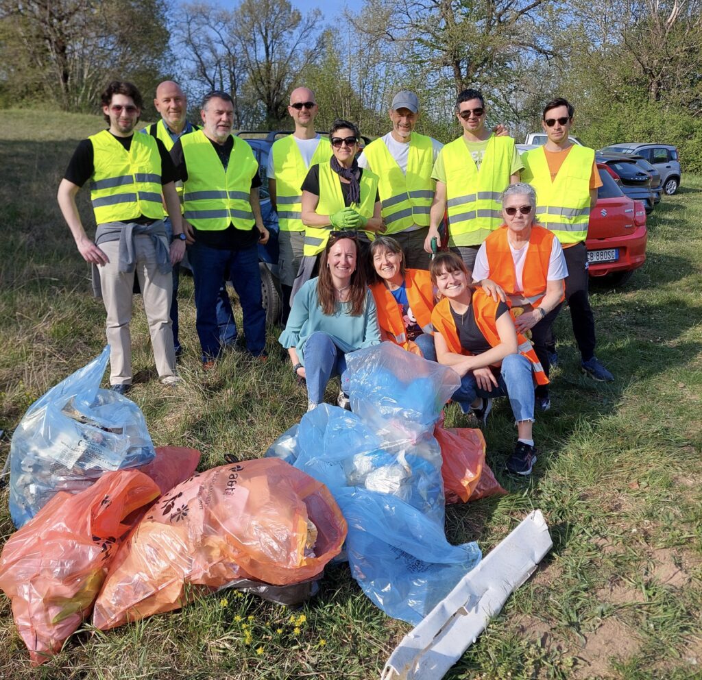 Volontari di Plastic Over durante una giornata di pulizia ambientale
